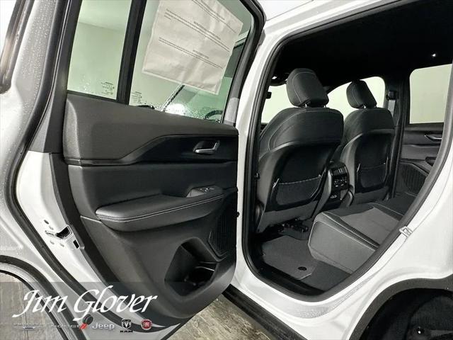 2026 Jeep Grand Cherokee Laredo 4x2