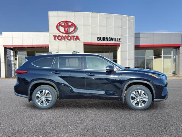 Used 2022 Toyota Highlander XLE with VIN 5TDHZRBHXNS595492 for sale in Burnsville, Minnesota
