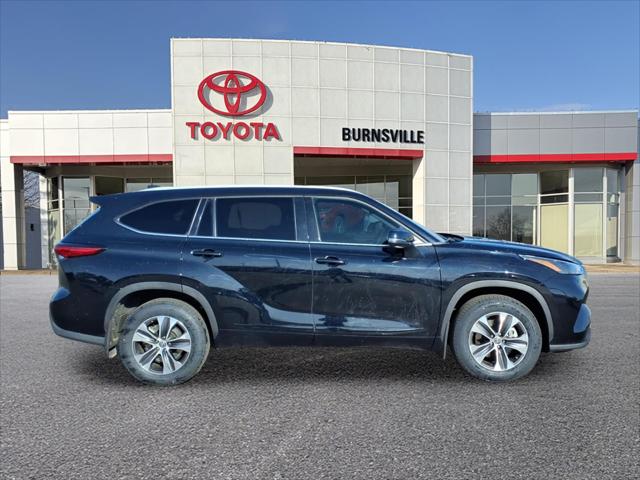 Used 2022 Toyota Highlander XLE with VIN 5TDGZRBH5NS255565 for sale in Burnsville, Minnesota