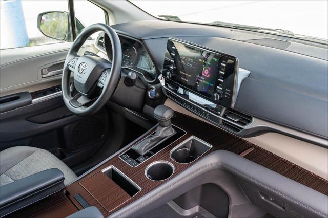 2024 Toyota Sienna LE