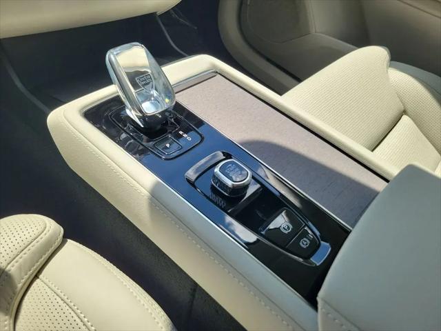 2026 Volvo XC90 Ultra Dark Theme, B6 AWD Gas (mild hybrid), Gasoline, 7 Seats