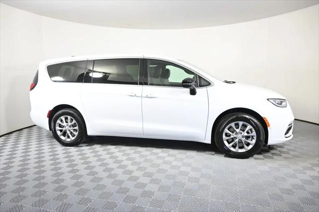 2026 Chrysler Pacifica Select AWD