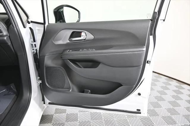 2026 Chrysler Pacifica Select AWD