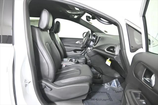 2026 Chrysler Pacifica Select AWD