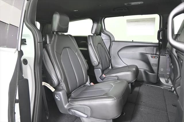 2026 Chrysler Pacifica Select AWD