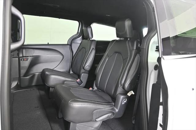 2026 Chrysler Pacifica Select AWD