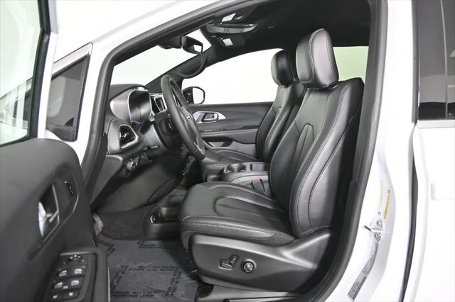 2026 Chrysler Pacifica Select AWD