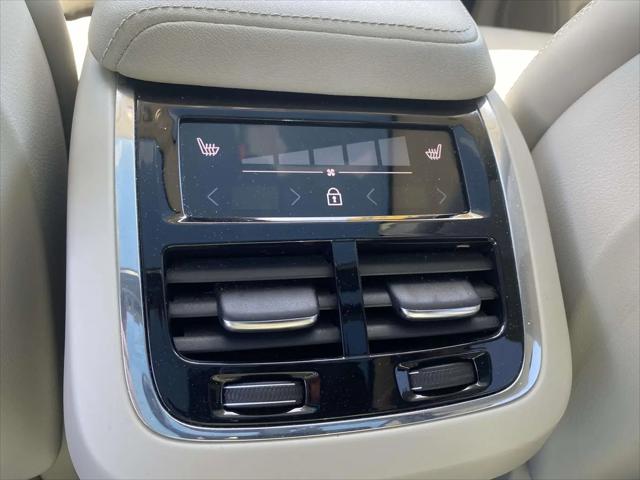 2023 Volvo XC60 B6 Ultimate Dark Theme