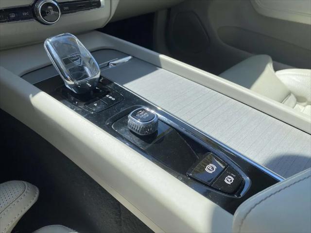 2023 Volvo XC60 B6 Ultimate Dark Theme