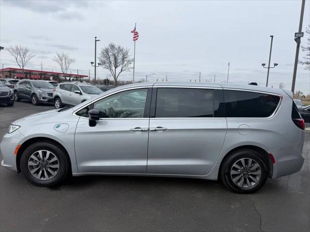 2024 Chrysler Pacifica Hybrid Select