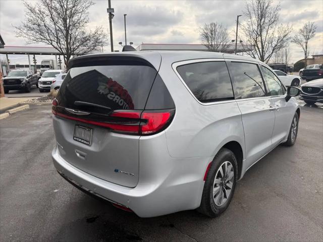 2024 Chrysler Pacifica Hybrid Select