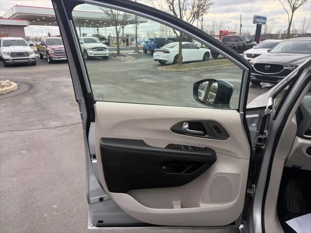 2024 Chrysler Pacifica Hybrid Select