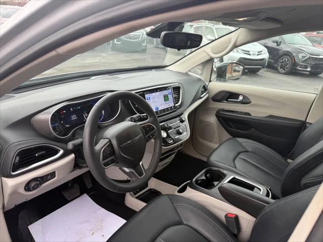 2024 Chrysler Pacifica Hybrid Select