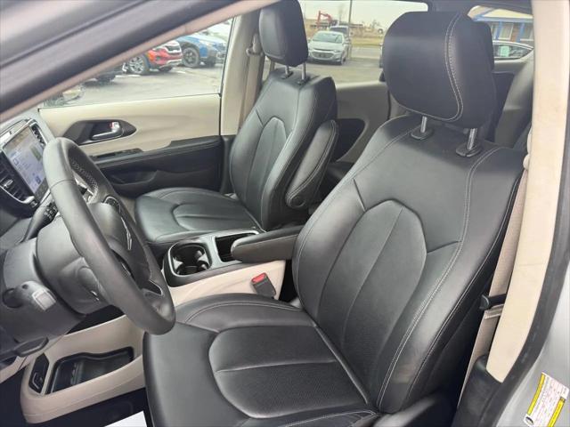 2024 Chrysler Pacifica Hybrid Select