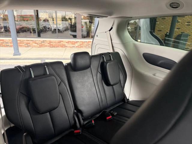 2024 Chrysler Pacifica Hybrid Select