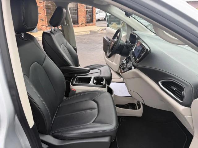 2024 Chrysler Pacifica Hybrid Select