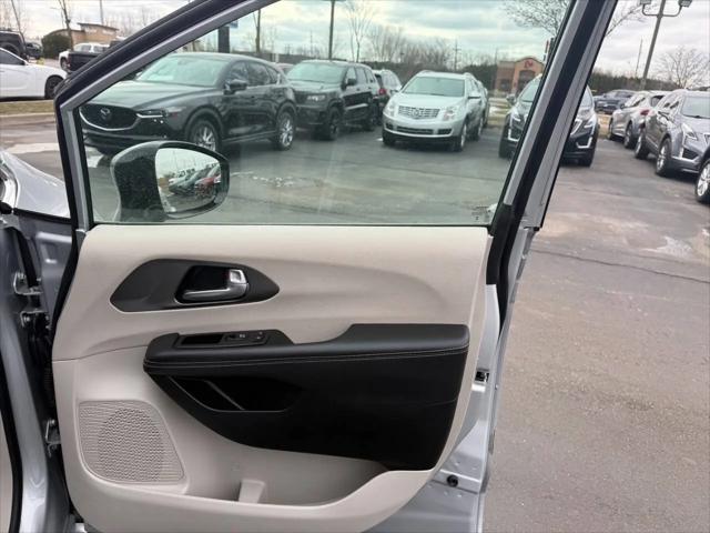 2024 Chrysler Pacifica Hybrid Select