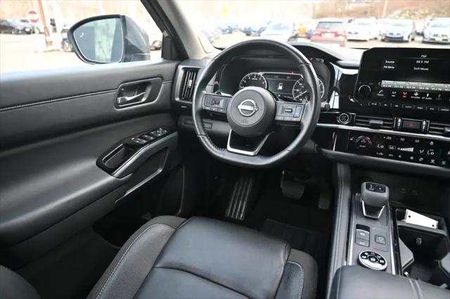 2023 Nissan Pathfinder SL 4WD