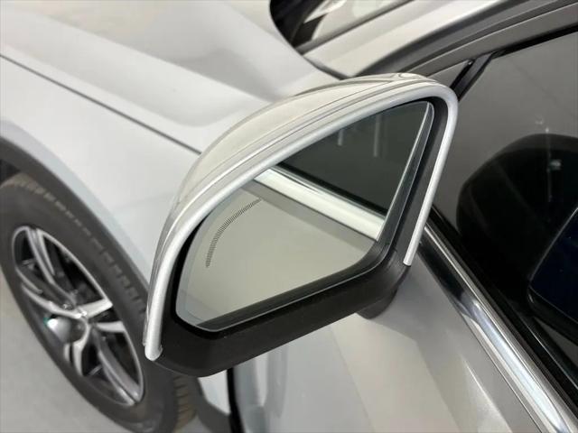 2023 Volvo XC40 B5 Plus Bright Theme
