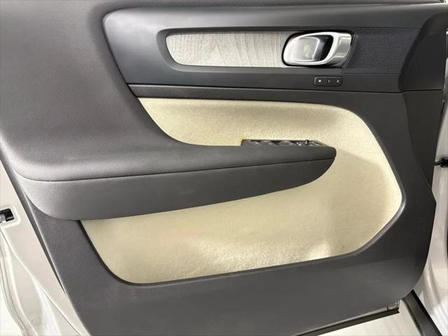 2023 Volvo XC40 B5 Plus Bright Theme