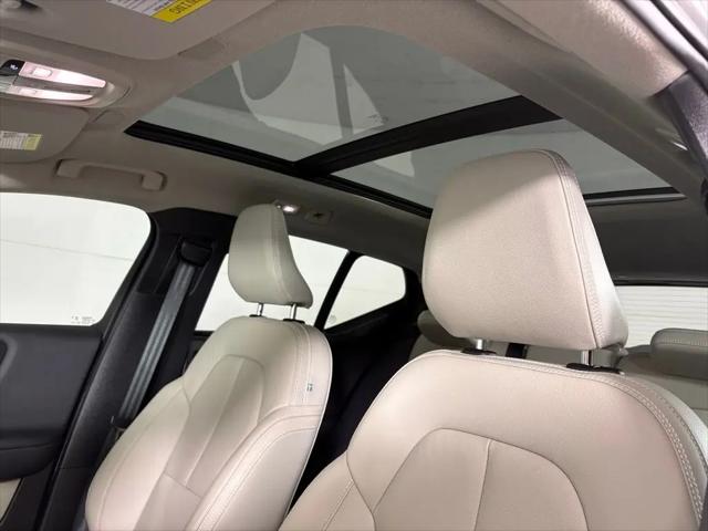 2023 Volvo XC40 B5 Plus Bright Theme