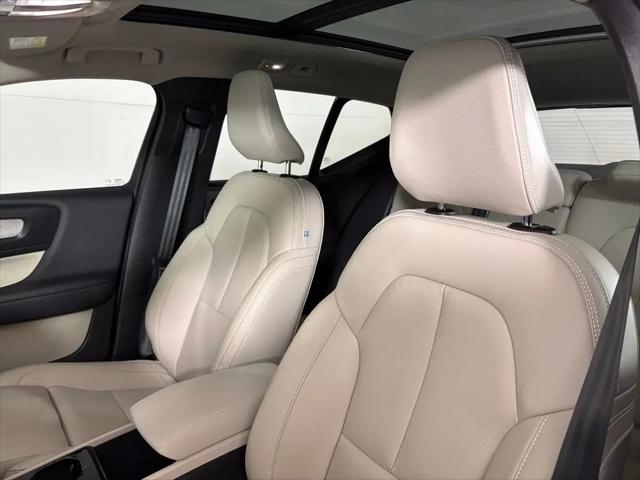 2023 Volvo XC40 B5 Plus Bright Theme
