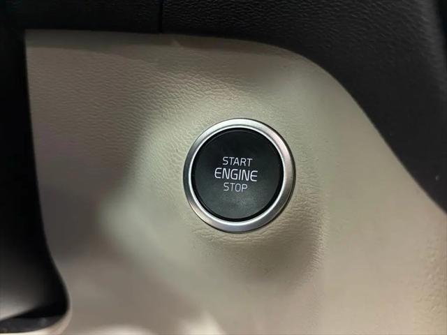 2023 Volvo XC40 B5 Plus Bright Theme