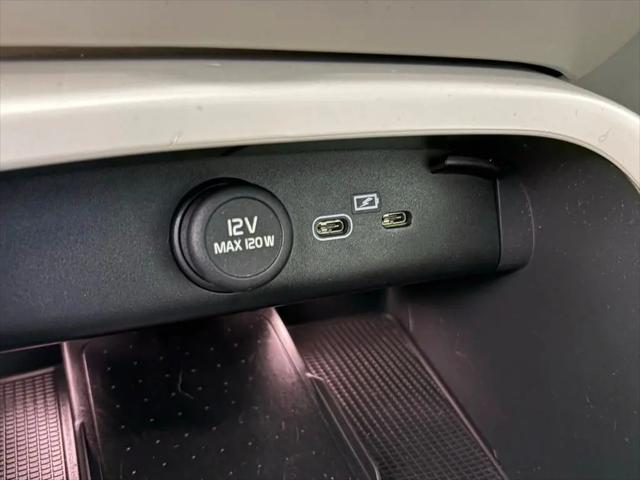 2023 Volvo XC40 B5 Plus Bright Theme