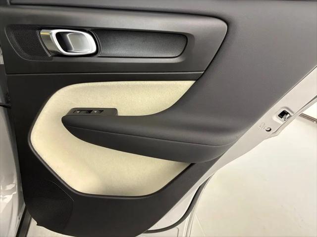 2023 Volvo XC40 B5 Plus Bright Theme