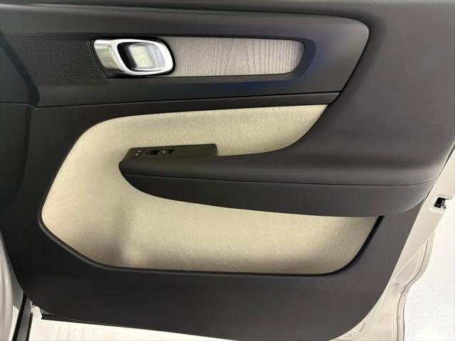 2023 Volvo XC40 B5 Plus Bright Theme