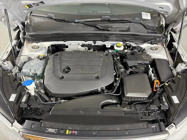 2023 Volvo XC40 B5 Plus Bright Theme