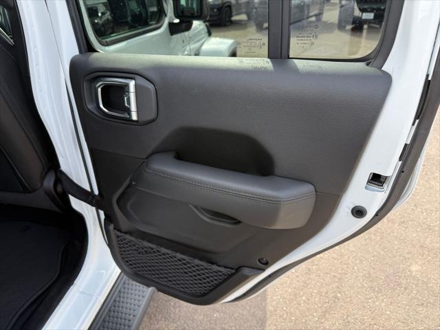 2023 Jeep Wrangler 4-Door Sahara Altitude 4x4