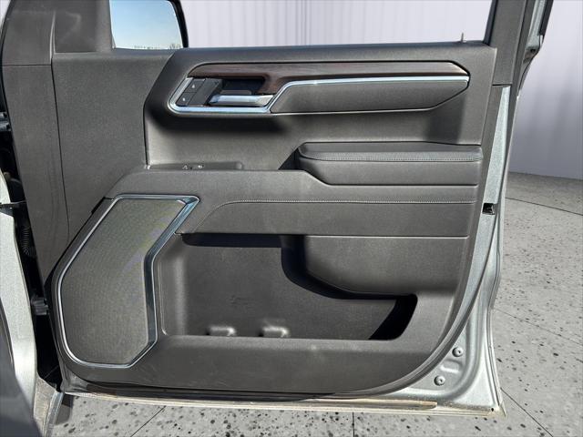 2025 GMC Sierra 1500 2WD Crew Cab Short Box SLT