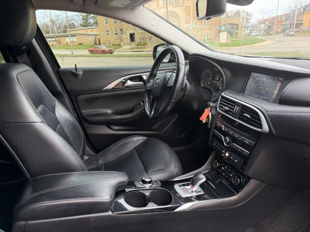 2017 INFINITI QX30 Premium