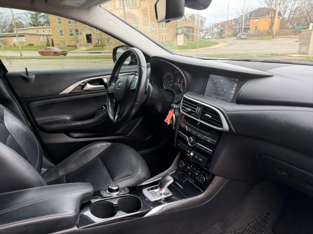 2017 INFINITI QX30 Premium