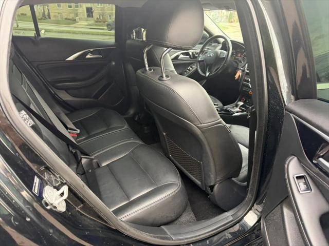 2017 INFINITI QX30 Premium