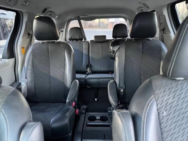 2014 Toyota Sienna SE 8 Passenger