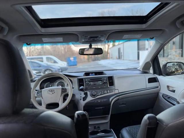 2014 Toyota Sienna SE 8 Passenger