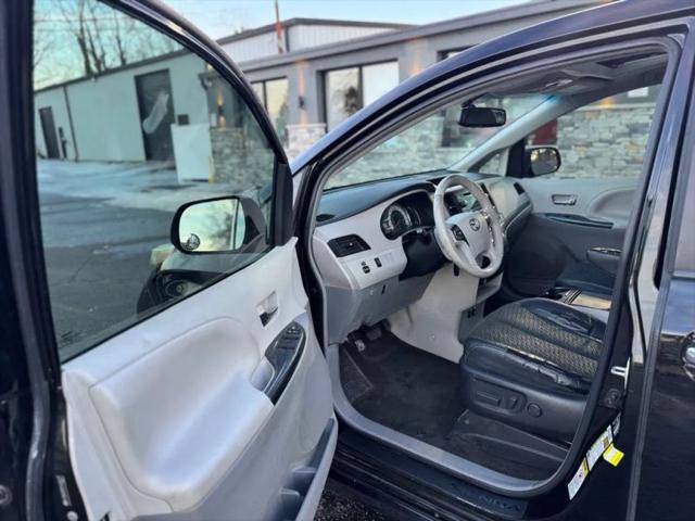 2014 Toyota Sienna SE 8 Passenger