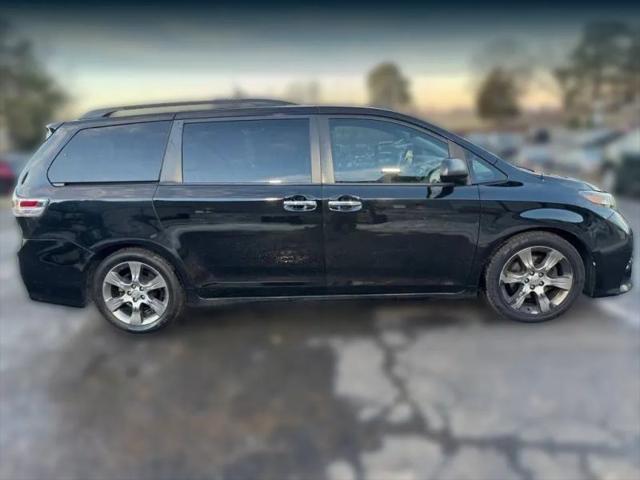 2014 Toyota Sienna SE 8 Passenger