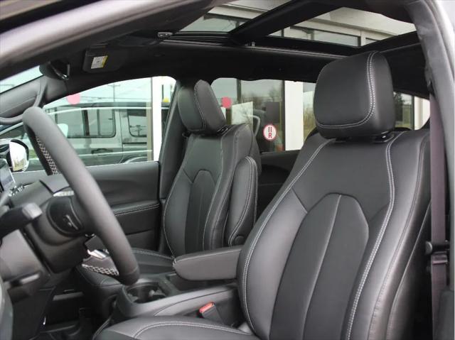 2026 Chrysler Pacifica Select AWD