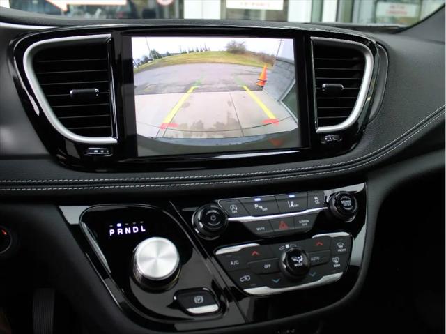 2026 Chrysler Pacifica Select AWD