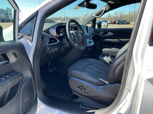 2026 Chrysler Pacifica Select AWD
