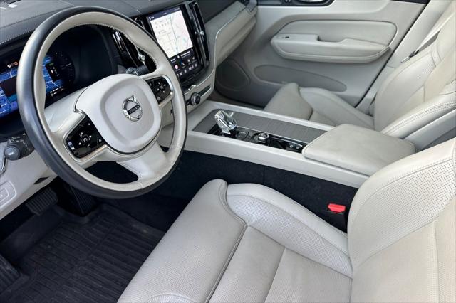 2023 Volvo XC60 Recharge T8 Ultimate Dark Theme