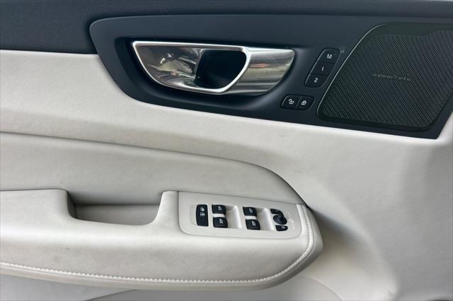 2023 Volvo XC60 Recharge T8 Ultimate Dark Theme