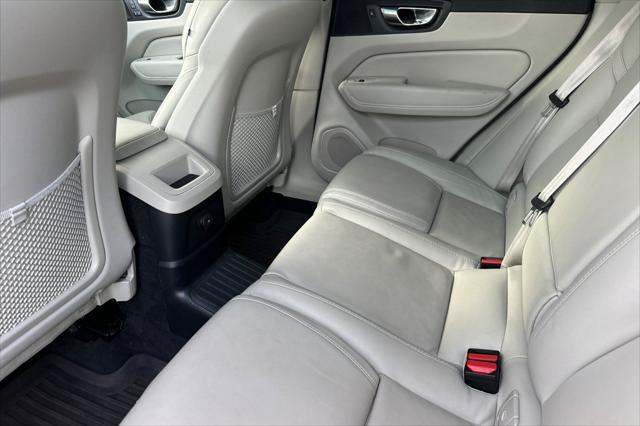 2023 Volvo XC60 Recharge T8 Ultimate Dark Theme