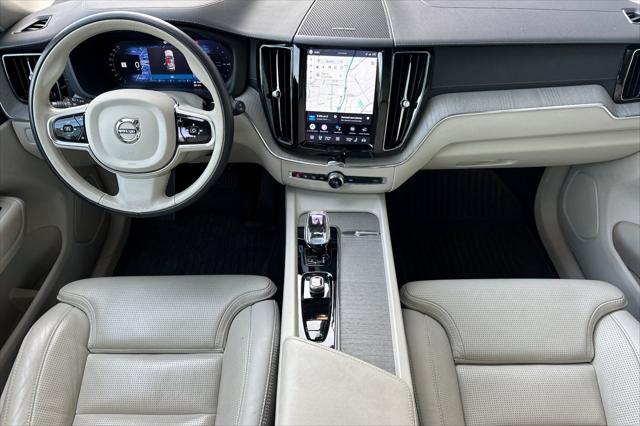 2023 Volvo XC60 Recharge T8 Ultimate Dark Theme