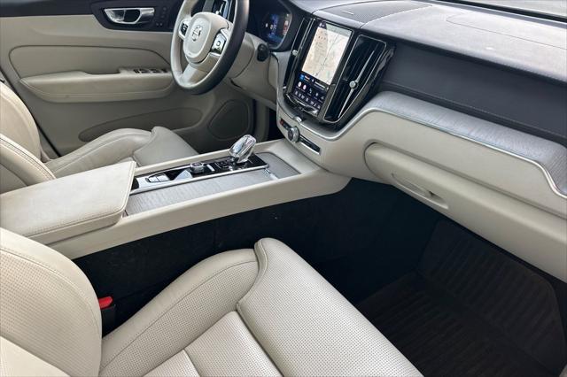 2023 Volvo XC60 Recharge T8 Ultimate Dark Theme