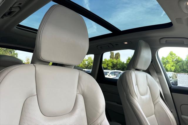 2023 Volvo XC60 Recharge T8 Ultimate Dark Theme