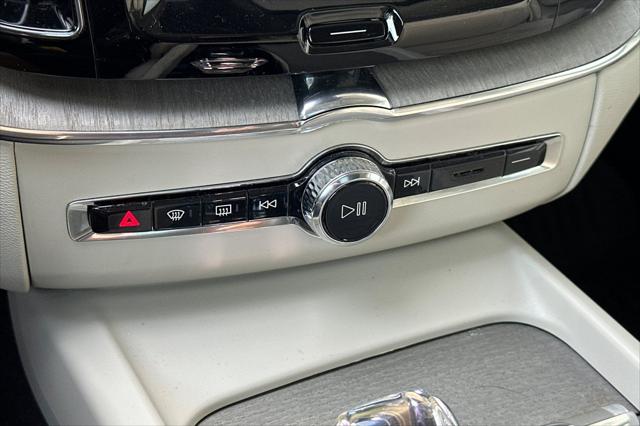 2023 Volvo XC60 Recharge T8 Ultimate Dark Theme